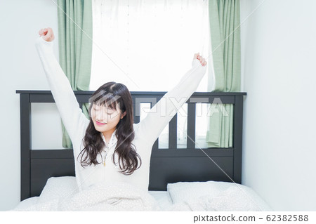 年輕女子在早上醒來 年輕女子在早上醒來 62382588