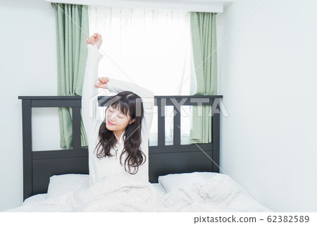 年輕女子在早上醒來 年輕女子在早上醒來 62382589