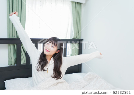 年輕女子在早上醒來 年輕女子在早上醒來 62382591