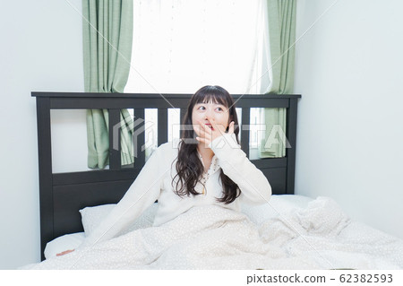 年輕女子在早上醒來 年輕女子在早上醒來 62382593