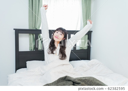 年輕女子在早上醒來 62382595