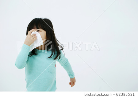女孩用紙巾吹鼻子 62383551