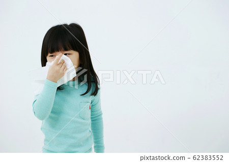 女孩用紙巾吹鼻子 女孩用紙巾吹鼻子 62383552