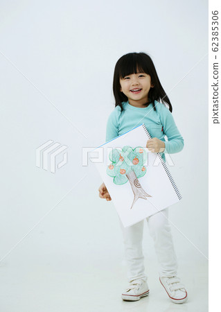 Girl with sketchbook with tree illustration drawn Girl with sketchbook with tree illustration drawn 62385306