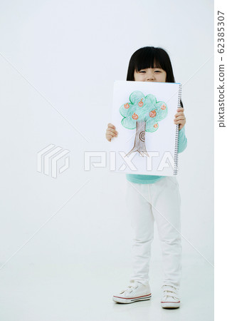寫生與樹插圖繪製的女孩 62385307