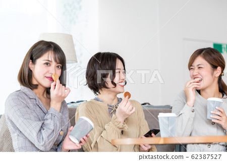 Talk to colleagues Business woman Photography cooperation "Kinki University" Talk to colleagues Business woman Photography cooperation "Kinki University" 62387527