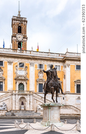 Equestrian statue of Emperor Marcus Aurelius on Piazza del Campidoglio, Capitoline Hill, Rome, Italy Equestrian statue of Emperor Marcus Aurelius on Piazza del Campidoglio, Capitoline Hill, Rome, Italy 62390353