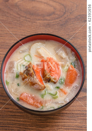 Classic winter salmon lees 62391656