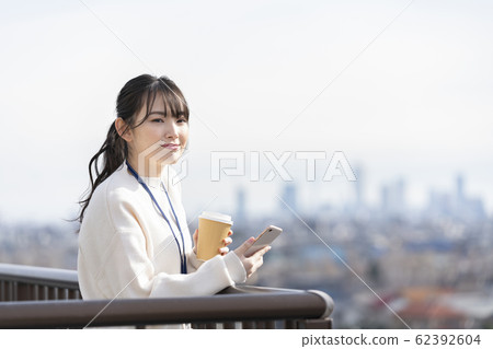 休閒商務年輕女人喝咖啡休息時間圖像 62392604