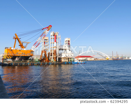 從西宮市非常長的防波堤西宮市沉箱看阪神高速公路望安線5號線 從西宮市非常長的防波堤西宮市沉箱看阪神高速公路望安線5號線 62394295