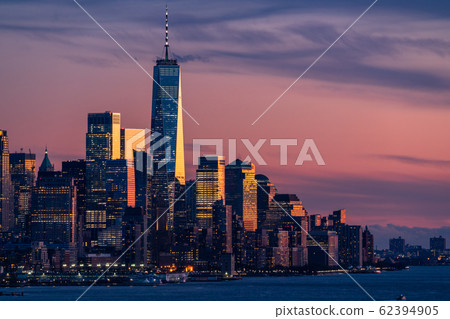 “紐約”曼哈頓夜景,世界貿易中心“從哈密頓公園” “紐約”曼哈頓夜景,世界貿易中心“從哈密頓公園” 62394905