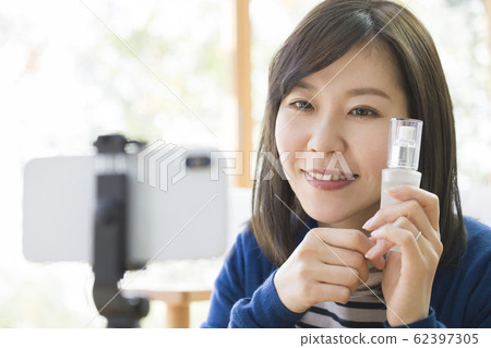 女性YouTuber介紹化妝品 女性YouTuber介紹化妝品 62397305