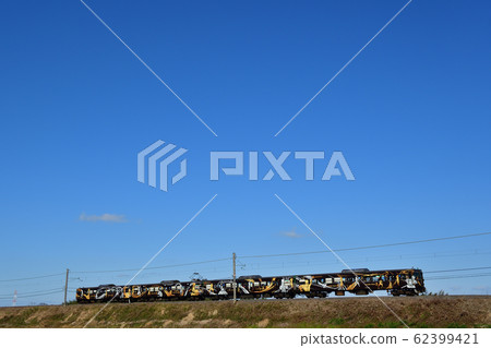 在草津線運行的``SHINOBI-TRAIN'' 62399421