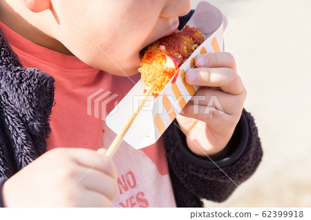 Mouth to eat cheese dock (fried salmon) Mouth to eat cheese dock (fried salmon) 62399918