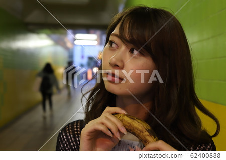 Urban living for women in their 20s. A beautiful female member of society who walks around the city. 62400888
