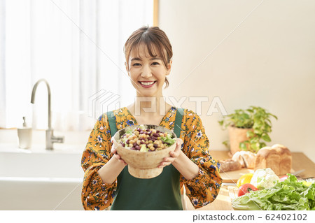 Woman salad home cooking Woman salad home cooking 62402102
