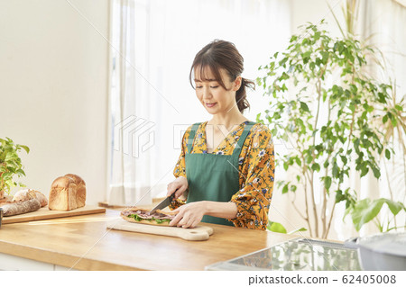 Woman sandwich 62405008