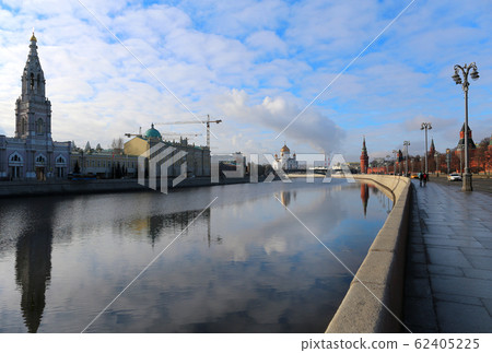 Photo of the great temple in Moscow on the river 62405225