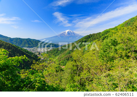 山梨三坂通行證_鮮綠色和富士山 62406511
