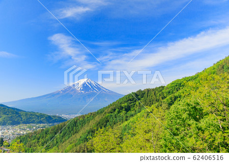 山梨三坂通行證_鮮綠色和富士山 山梨三坂通行證_鮮綠色和富士山 62406516