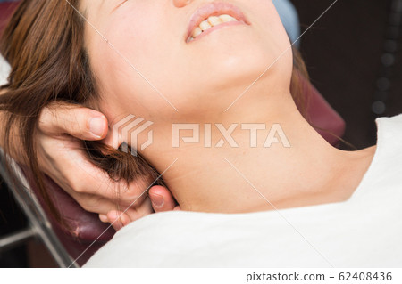 接受按摩的女性 接受按摩的女性 62408436