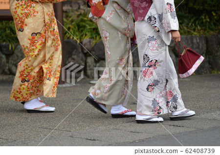 和服形狀的女人 62408739