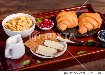 Delicious breakfast with fresh croissants 62409409