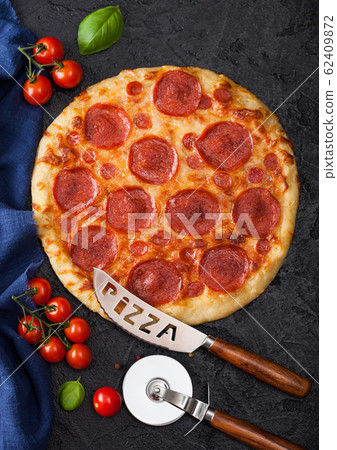Fresh round baked Pepperoni italian pizza  62409872