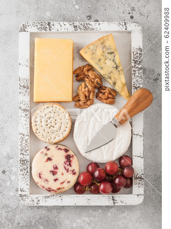 Selection of various cheese in wooden box  62409988