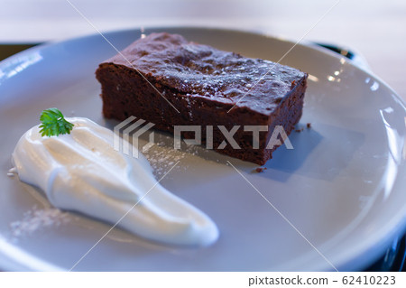 Chocolate brownies and cream 62410223