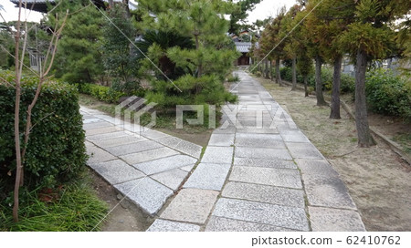 Cobblestone, approach, precincts, divided into two, which one should I go to? Cobblestone, approach, precincts, divided into two, which one should I go to? 62410762