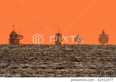 船舶出現浮島現象 船舶出現浮島現象 62412877