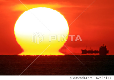 Daruma sunset and floating boat Daruma sunset and floating boat 62413145