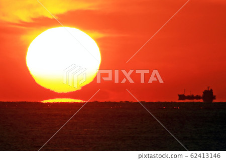 Daruma sunset and floating boat Daruma sunset and floating boat 62413146