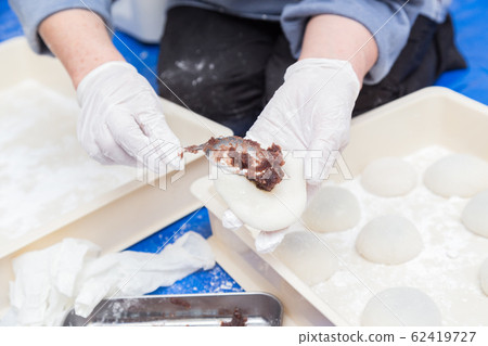 用麻chi卷年糕一個女人的手 用麻chi卷年糕一個女人的手 62419727