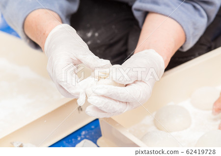 用麻chi卷年糕一個女人的手 62419728