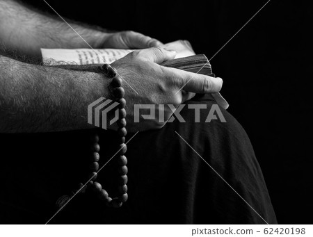 The priest reads the holy bible. The priest reads the holy bible. 62420198