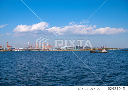 日本大國碼頭龍門起重機橫濱城市景觀的視圖 62421045