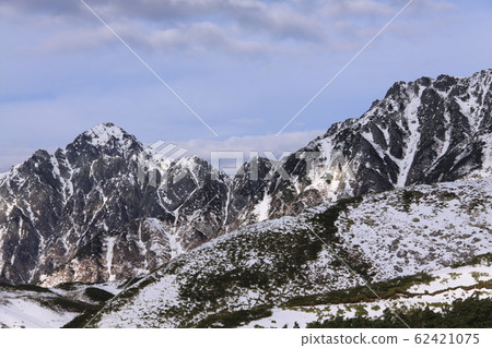 立山山脈(鶴鶴岳,鶴鶴前),岩石和雪 立山山脈(鶴鶴岳,鶴鶴前),岩石和雪 62421075
