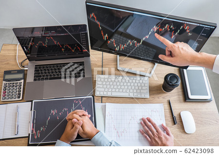 Business team on meeting to planning investment Business team on meeting to planning investment 62423098