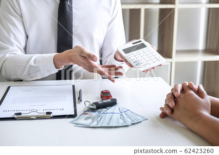 Realtor agent manager calculating and presenting 62423260