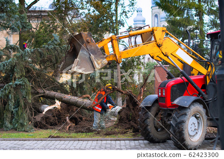 worker using saw 62423300
