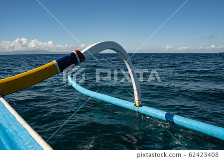 Fishing boat floating on blue crystal water Fishing boat floating on blue crystal water 62423408