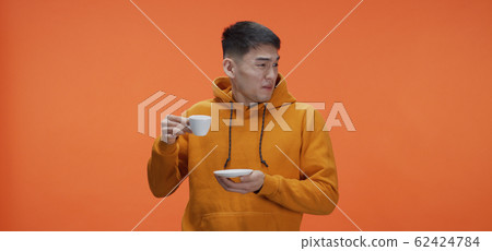 Young man drinking tea 62424784