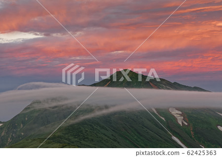 Morning glow clouds and the main peak of Iide mountain range 62425363