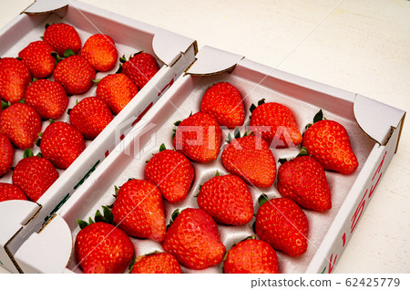 成熟的盒裝草莓 62425779