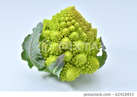 Romanesco(蔬菜)。成分,未加熱。它是一種花椰菜。 Romanesco(蔬菜)。成分,未加熱。它是一種花椰菜。 62428953