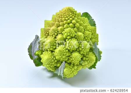 Romanesco(蔬菜)。成分,未加熱。它是一種花椰菜。 Romanesco(蔬菜)。成分,未加熱。它是一種花椰菜。 62428954