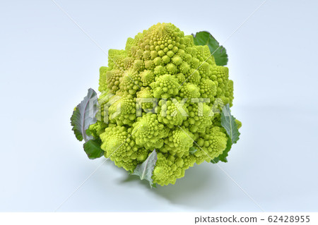 Romanesco(蔬菜)。成分,未加熱。它是一種花椰菜。 Romanesco(蔬菜)。成分,未加熱。它是一種花椰菜。 62428955