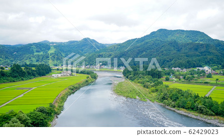 新潟十日町的稻田，鄉村風光和河流 62429023